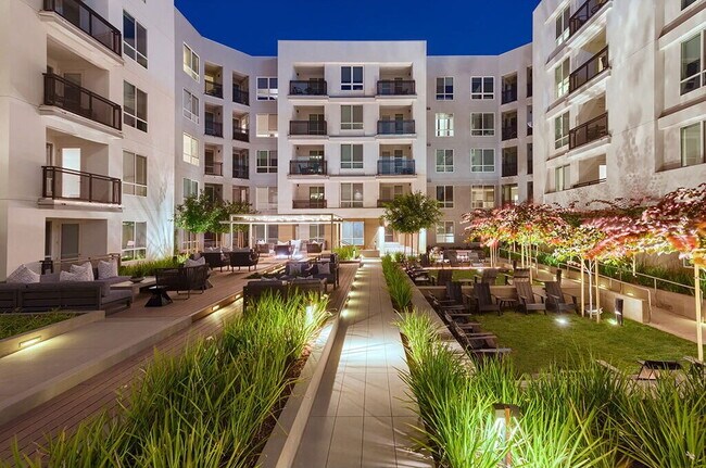 Building Photo - "Charming 1-Bedroom Oasis in Glendale – Sp...