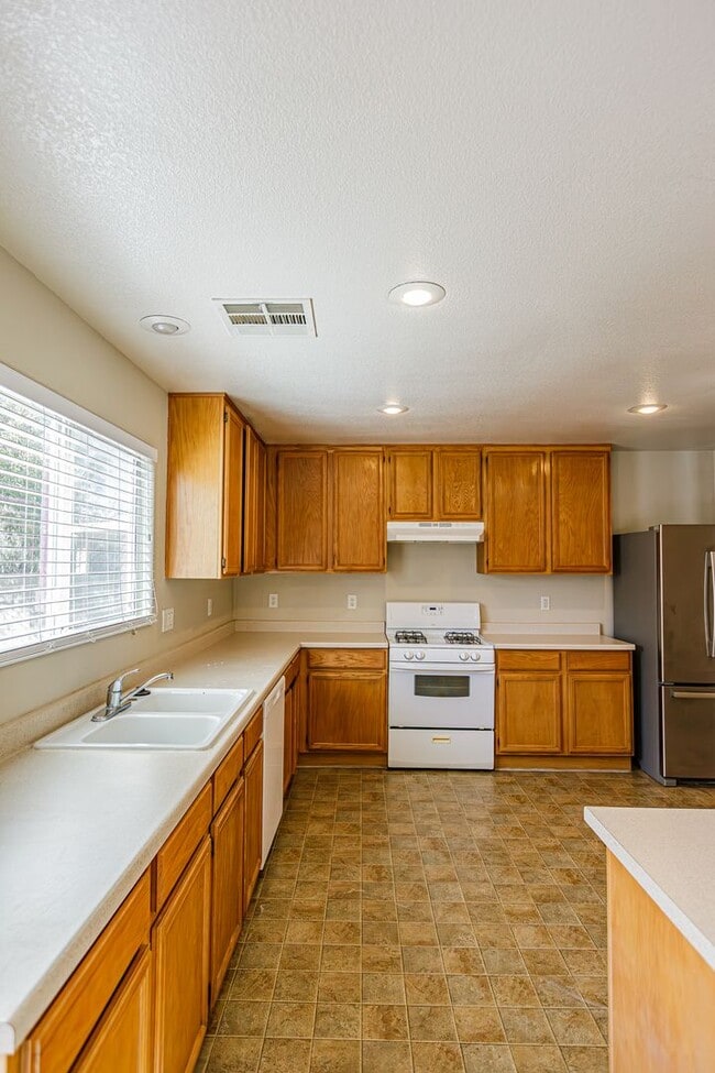 Building Photo - 4 Bedroom home located in Silverado Ranch