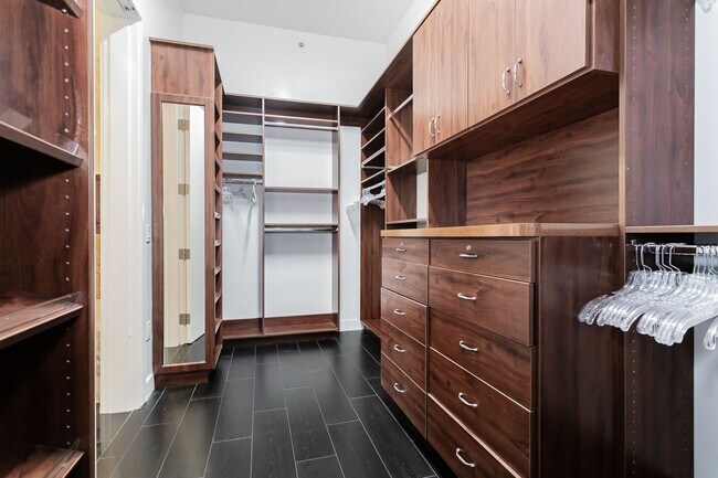 Building Photo - Fully Furnished High Rise with Wynn Golf Course Views!
