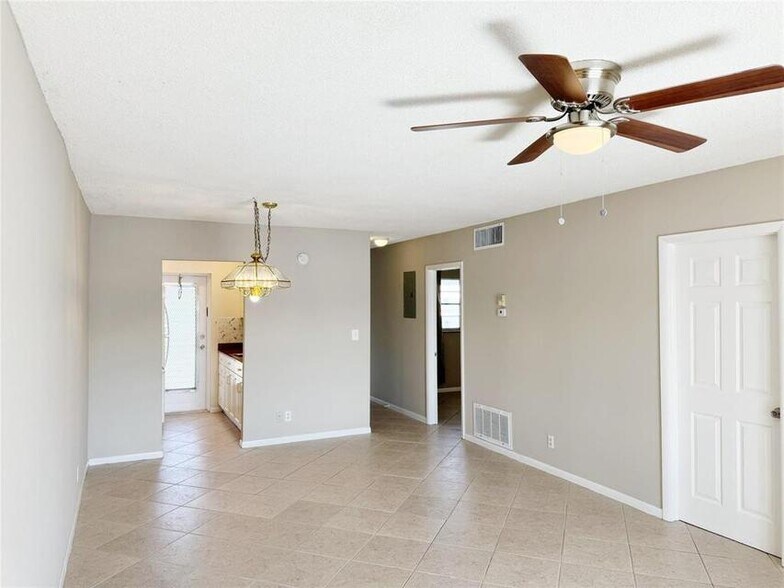Building Photo - 1116 Lake Ter