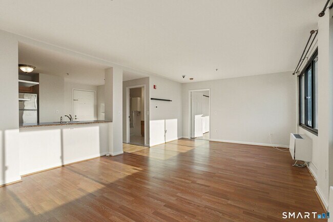 Building Photo - 300 Broad St