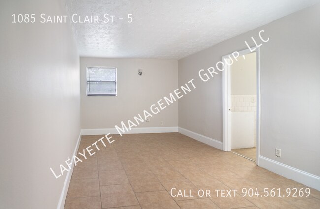 Building Photo - 1085 St Clair St