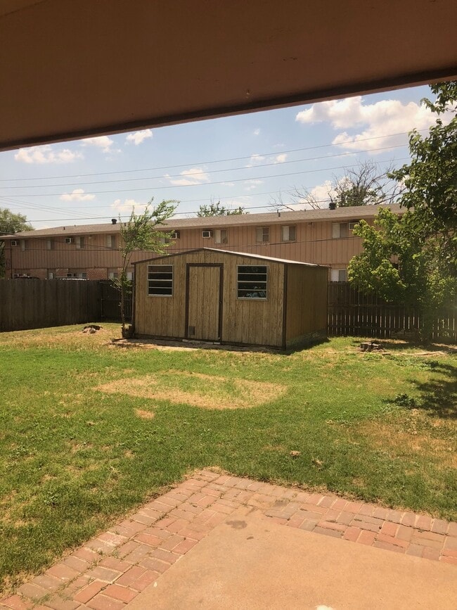Building Photo - 3 bed, 2 living, 2 bath, 2 car garage