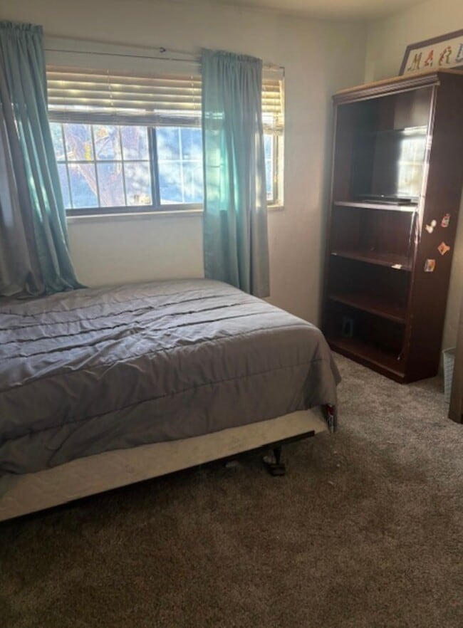 Building Photo - 4 bedroom 2 story home