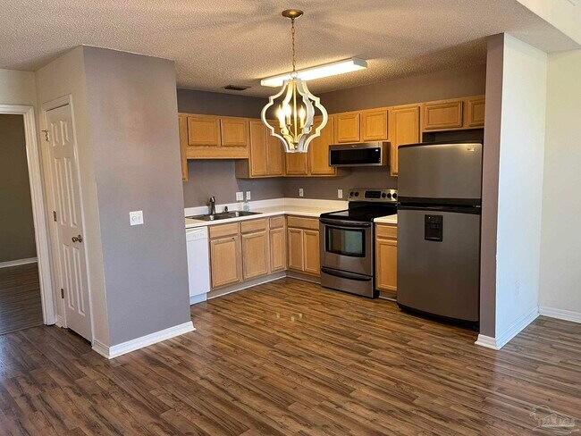 Building Photo - 1348 Redwood Ln