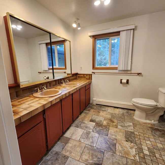 Building Photo - Incredible 3 Bed 1.5 Bath with Sauna and P...