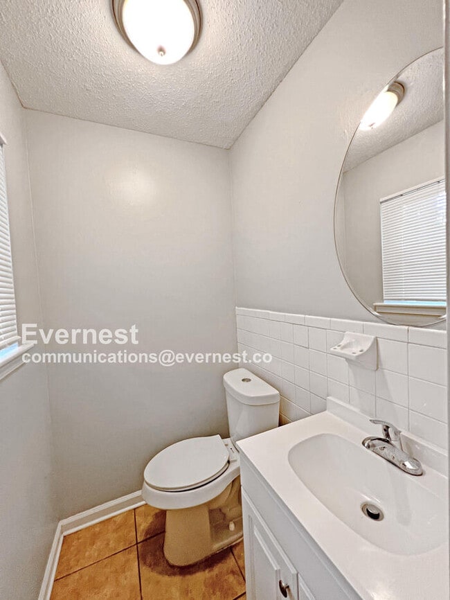 Building Photo - 922 Woodburne Pl