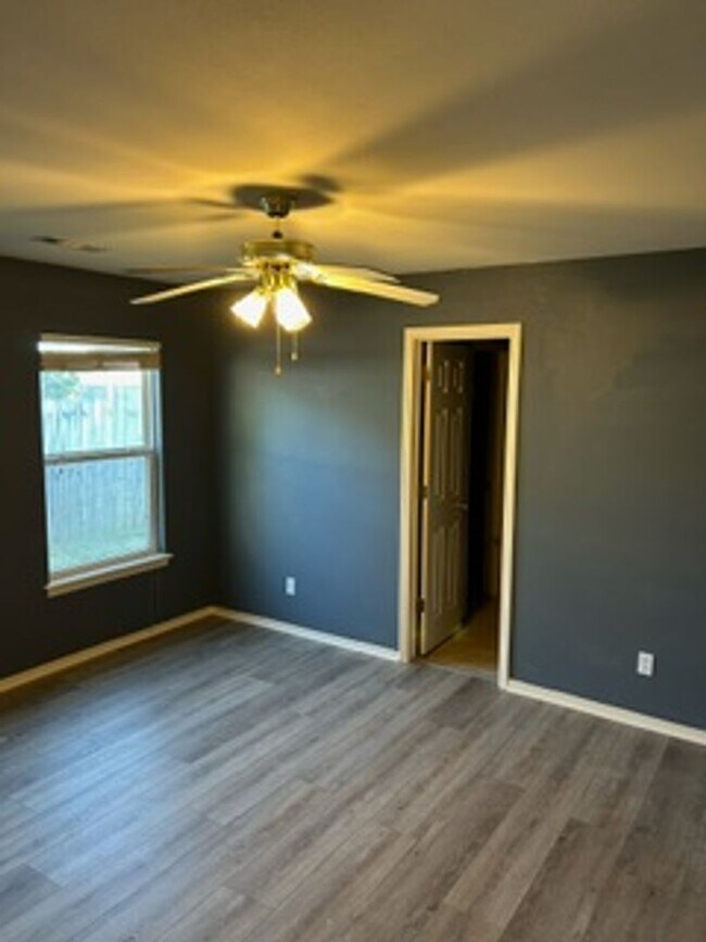 Building Photo - 4 bedroom 2 bath home available in Bentonville!