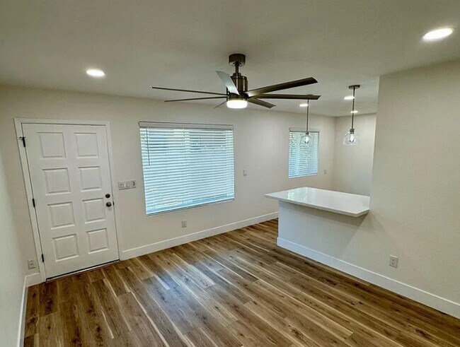 Building Photo - 2025 N Richland St