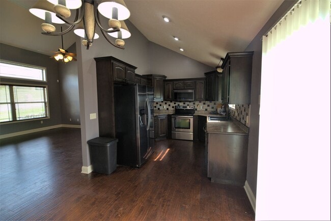 Building Photo - Charming Split Level in Ozark!