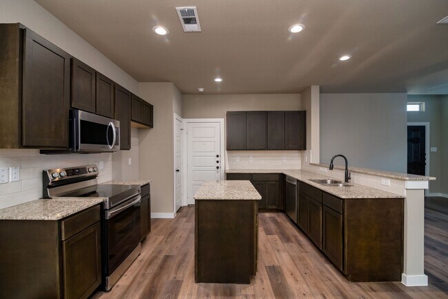Building Photo - GORGEOUS 3 BEDROOM DUPLEX LOCATED IN MIDLO...