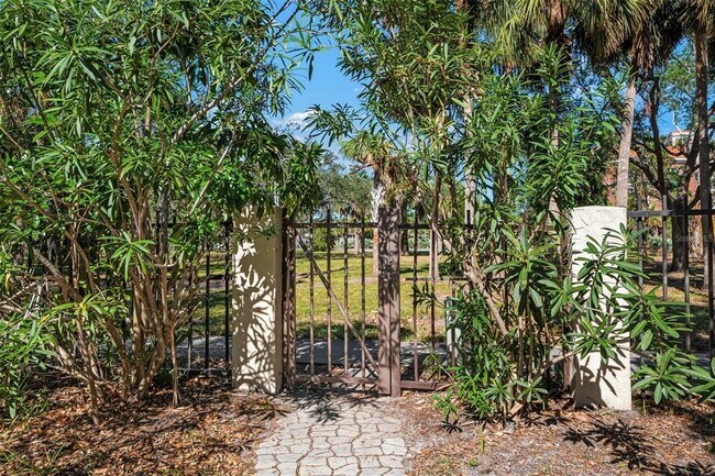 Building Photo - 850 S Tamiami Trl