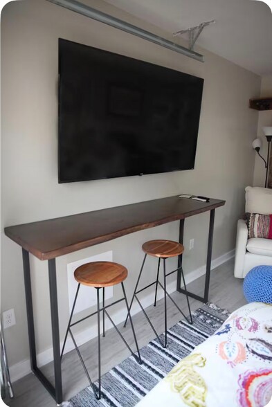 Building Photo - 5920 Rosslyn Ave