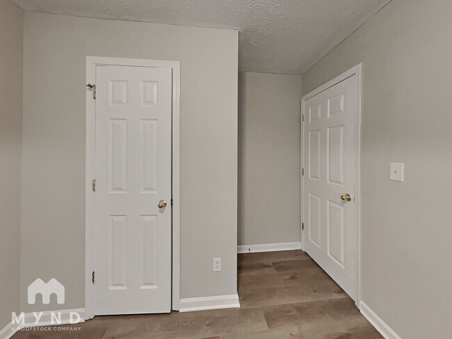 Building Photo - 3708 Oakwood Manor