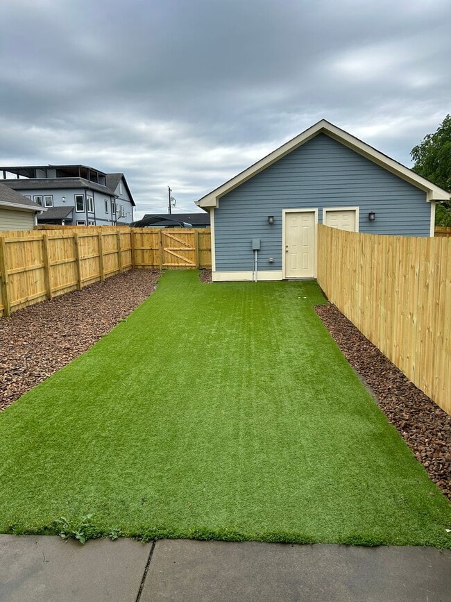 Building Photo - 3 bed 2.5 bath in Germantown, 1 Car Garage, Fenced Yard