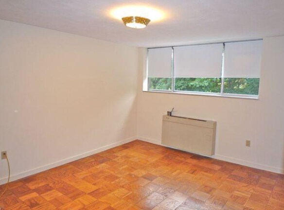 Building Photo - 16 Monmouth Ct