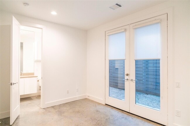 Building Photo - 5869 E Post Oak Ln