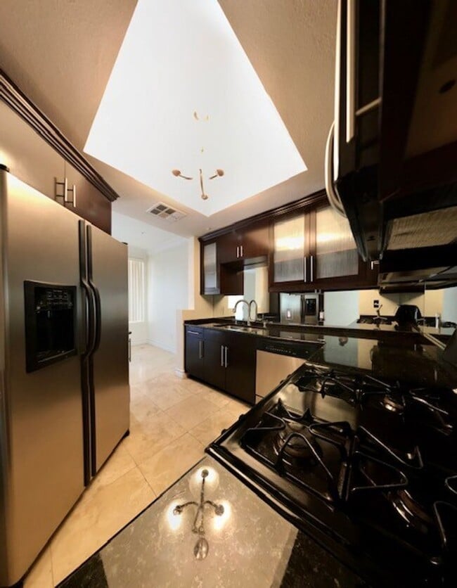 Building Photo - 1 Bedroom Condo In A Luxurious Community!!