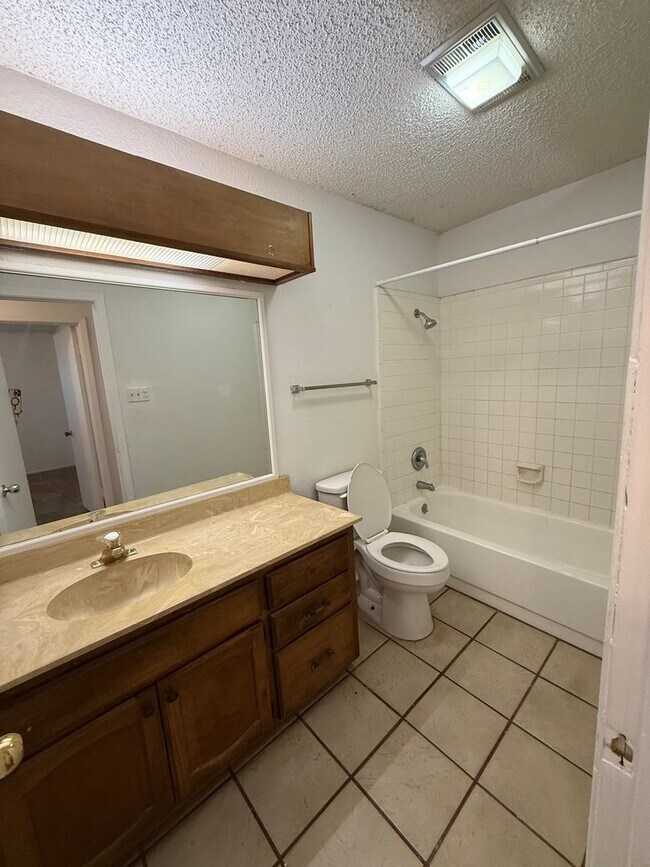 Building Photo - 3 Bedroom/2.5 Bath Silver Creek Subdivision