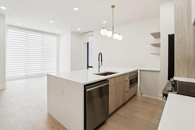 Building Photo - 517 Montana Ave NE