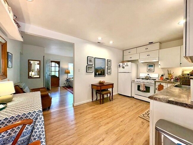 Building Photo - 2 bedroom, 2 bath