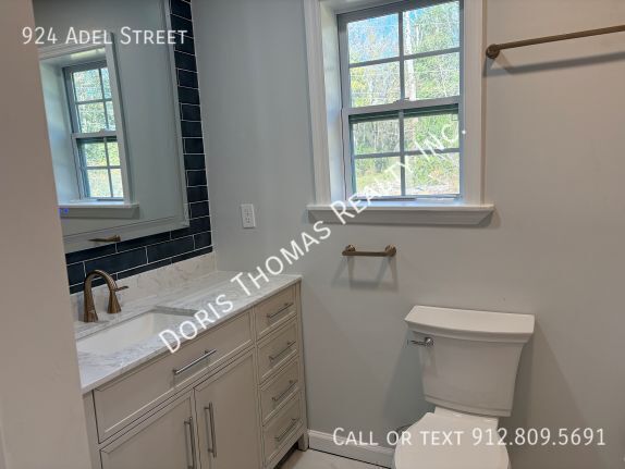 Building Photo - 924 Adel St