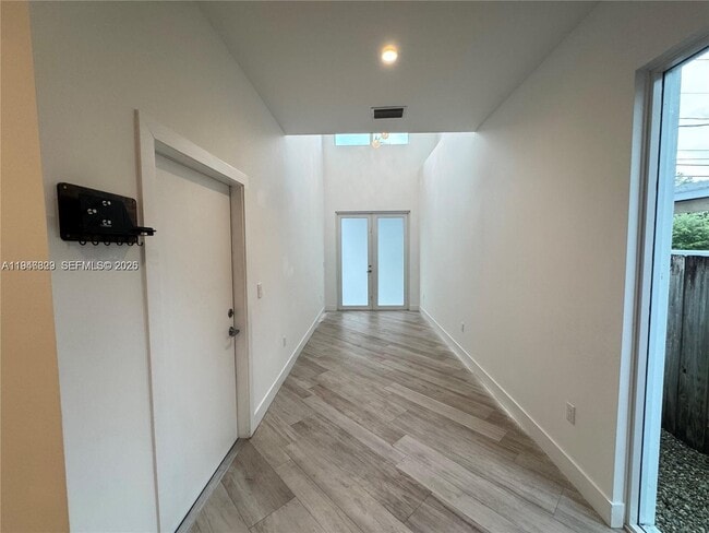 Building Photo - 2933 SW 27th Terrace