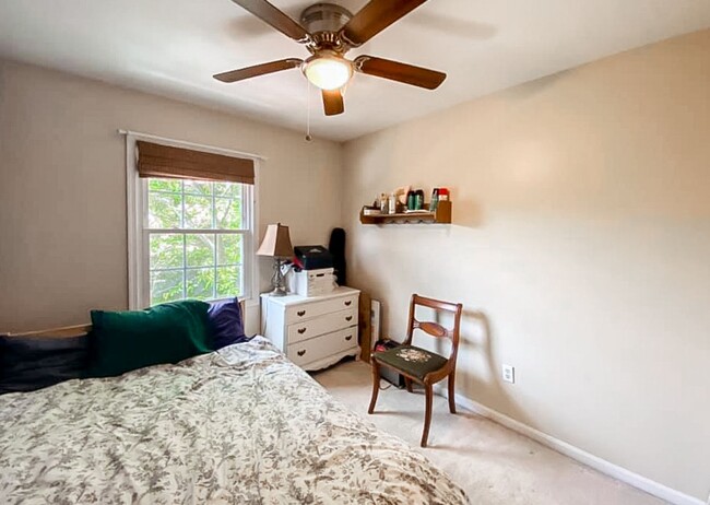 Building Photo - Beautiful 3 Bedroom 2.5 Bathroom Brick Fro...