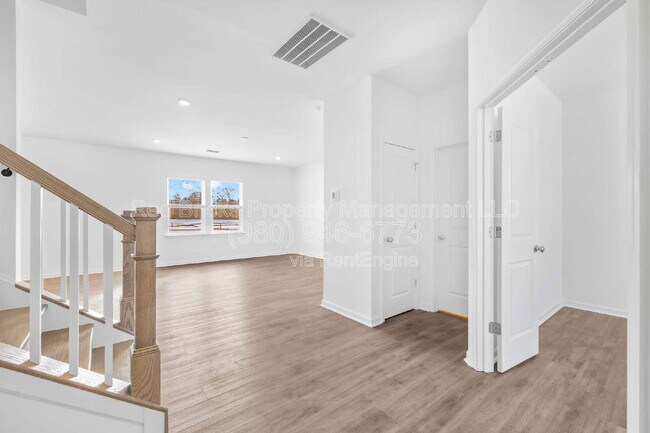 Building Photo - 2137 Riverbend Ave