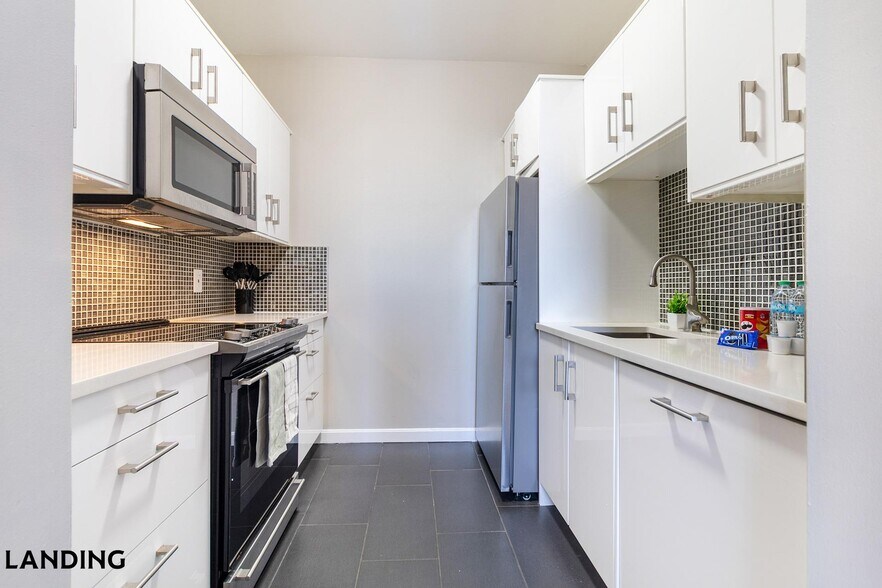 Building Photo - 265 College St