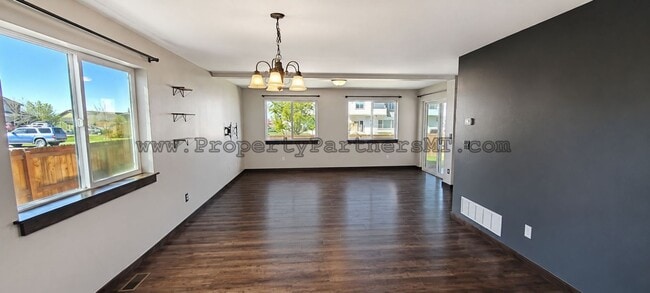 Building Photo - 3 Bed 2.5 Bath Upscale Condo