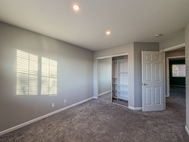 Building Photo - Fantastic. Three bedroom in Gilroy. Corner Lot