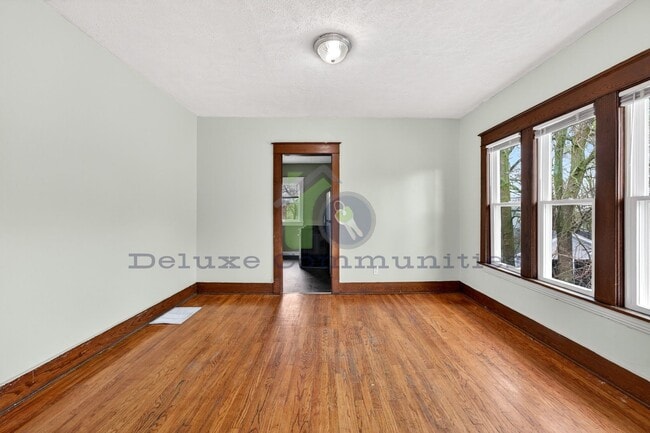 Building Photo - Beautiful Two Bedroom Lower Unit! Available NOW!!