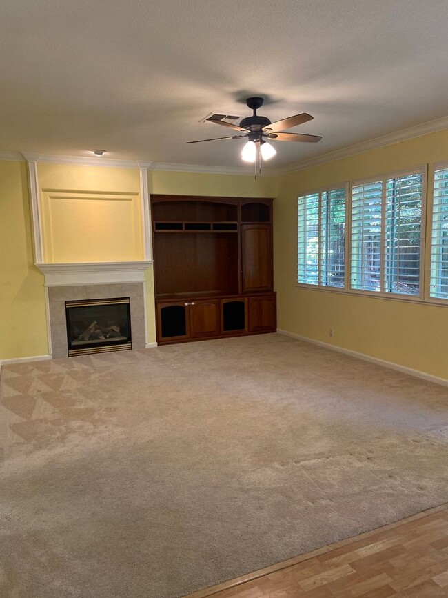 Building Photo - Large 4 bdrm 3 bath in Broadstone