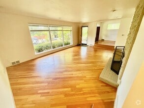 Building Photo - Charming  home on quiet street, great loca...