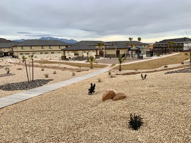 Building Photo - Spacious 3-Bedroom Townhome in Black Hawk ...