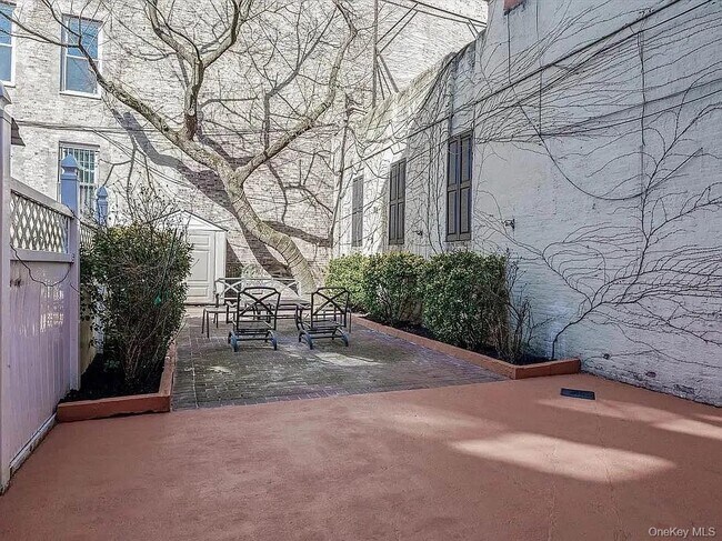 Building Photo - 643 Decatur St