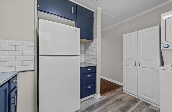 Building Photo - Updated 2 bedroom/ 1 bathroom condo locate...