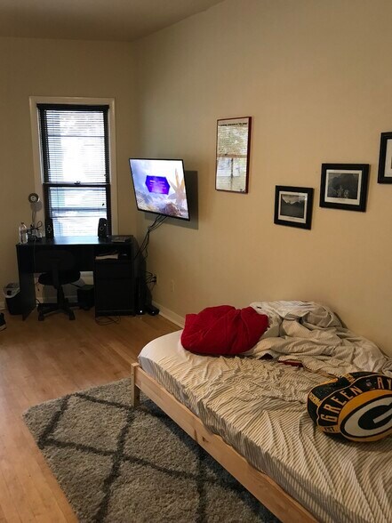 bedroom - 543 W Mifflin St