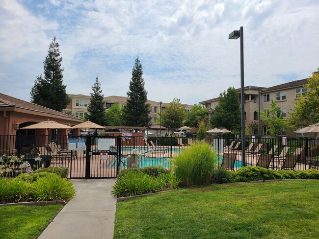 Building Photo - Gated 2 Bdrm, 2 Bath Condo in Folsom Madro...