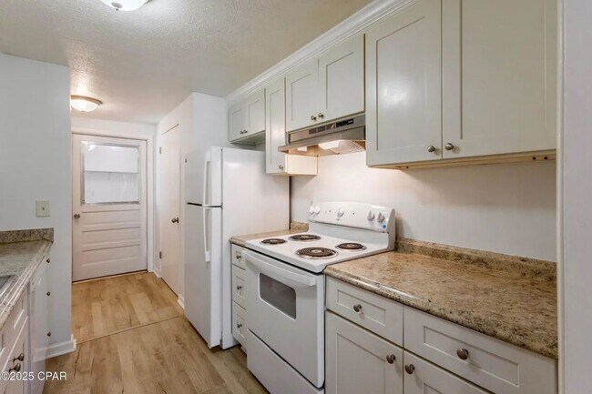 Building Photo - 3 bedroom 2 bath