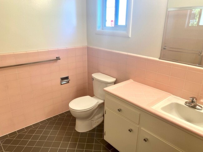 Building Photo - Immaculate 1BR/1BA! Downtown San Anselmo! Parking! Laundry! PROGRESSIVE