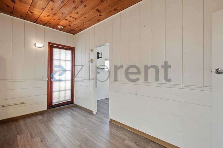 Building Photo - Unit C