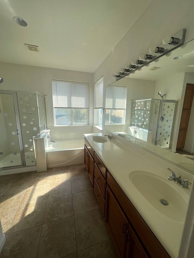 Building Photo - Spacious 4 Bed, 3 Bath Home in Madera – Pe...