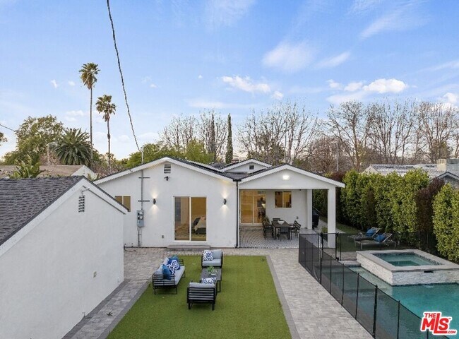 Building Photo - 19148 W Oxnard St