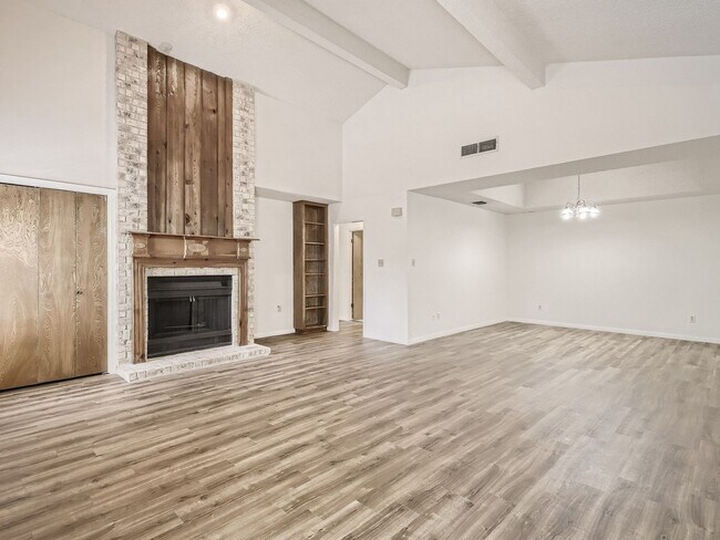 Building Photo - Northwest Hills 2/2 with Study, Large Gara...