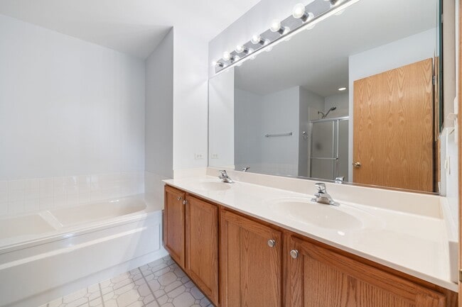 Building Photo - 2805 Overbeck Ln