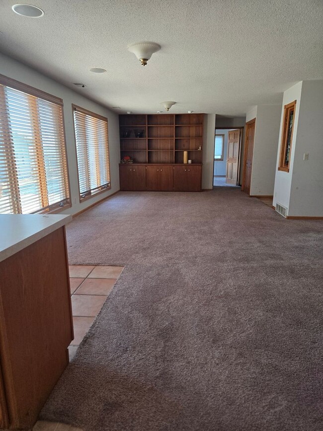 Building Photo - Home on the Lake