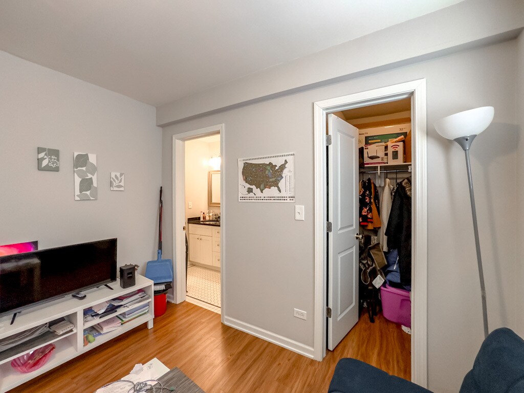 Building Photo - 4714 N Racine Ave