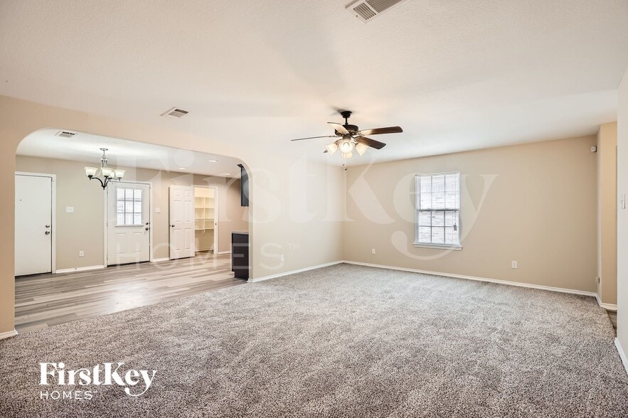 Building Photo - 1925 Cross Oaks Dr